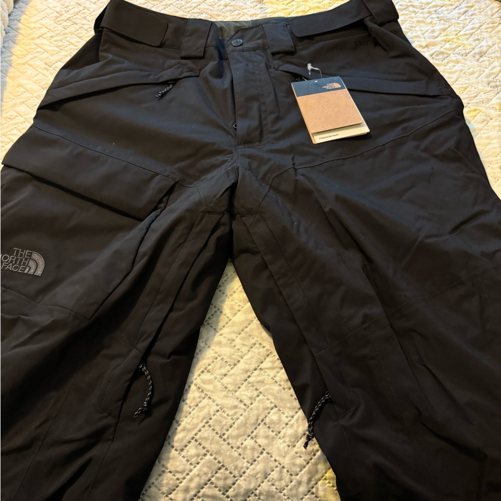 Men’s size medium North Face ski pants.  NWT